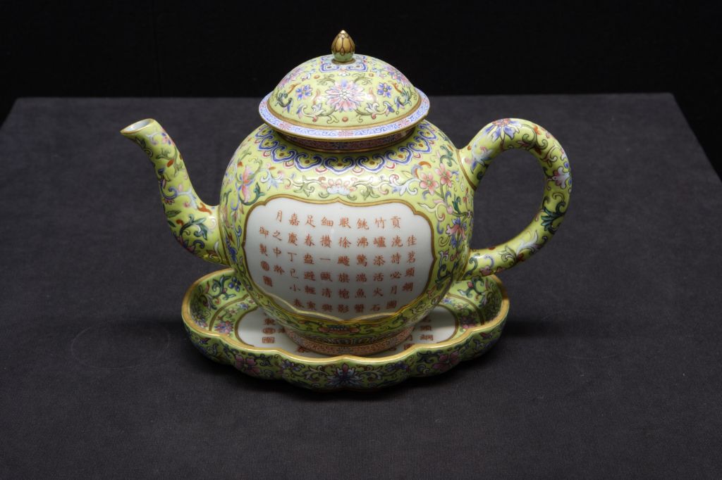 图片[1]-Pastel imperial poetry teapot-China Archive